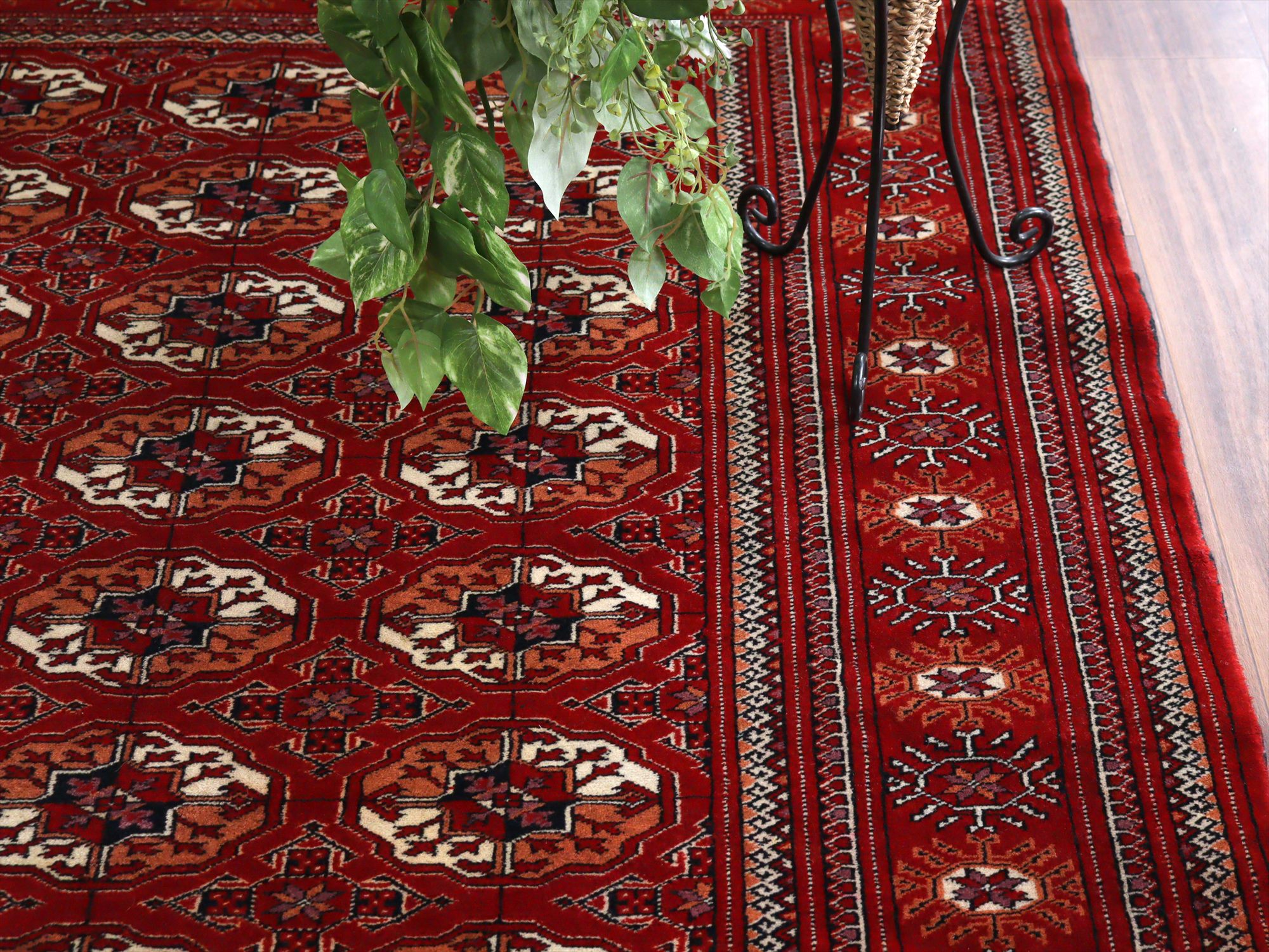 トルクメン族の絨毯 トライバルラグ208×134cm 連なるギュル文様 手織り