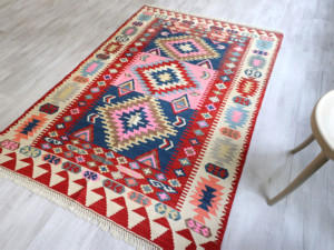 トルコで手織りされたキリム。パープルとピンクを使った新しい色使いで