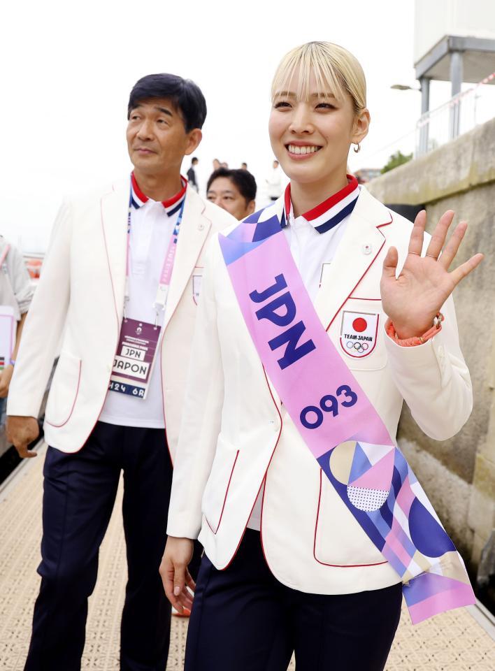 パリ五輪 日本旗手はフェンシング美女 170cm金髪 「ミス日本