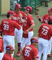 4児のパパ岩隈久志氏 13歳次女との手つなぎ2ショにファン反応