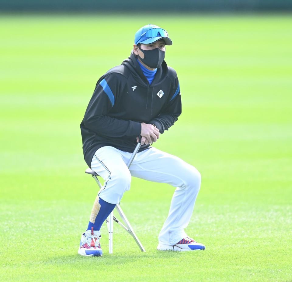 さすが新庄ビッグボス 左腕に高級時計2つキラリ 右のみオールド