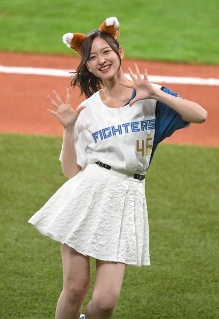 乃木坂46金川紗耶 キュートな笑顔と白ミニスカできつねダンス披露