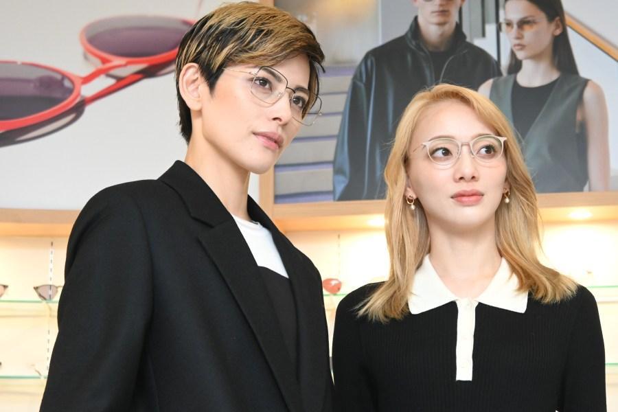 宝塚雪組トップコンビ朝美絢・夢白あやが宝塚駅前で「着る眼鏡」選び