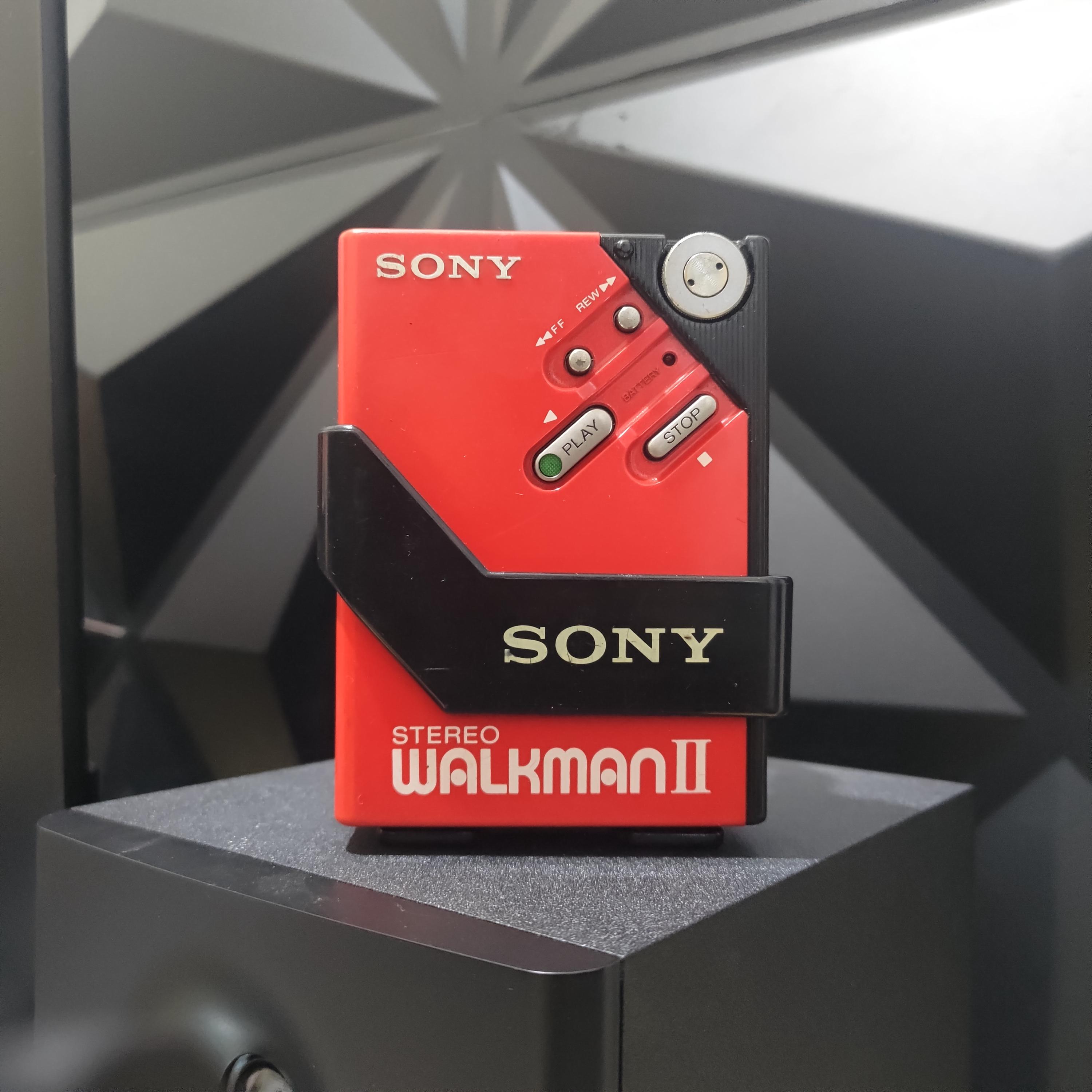 カセットテーププレーヤー：ソニー ウォークマン WM-2 レッド