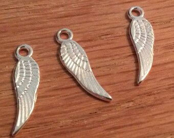 天使の羽チャーム アンティークシルバーの羽チャーム 小さな天使の羽