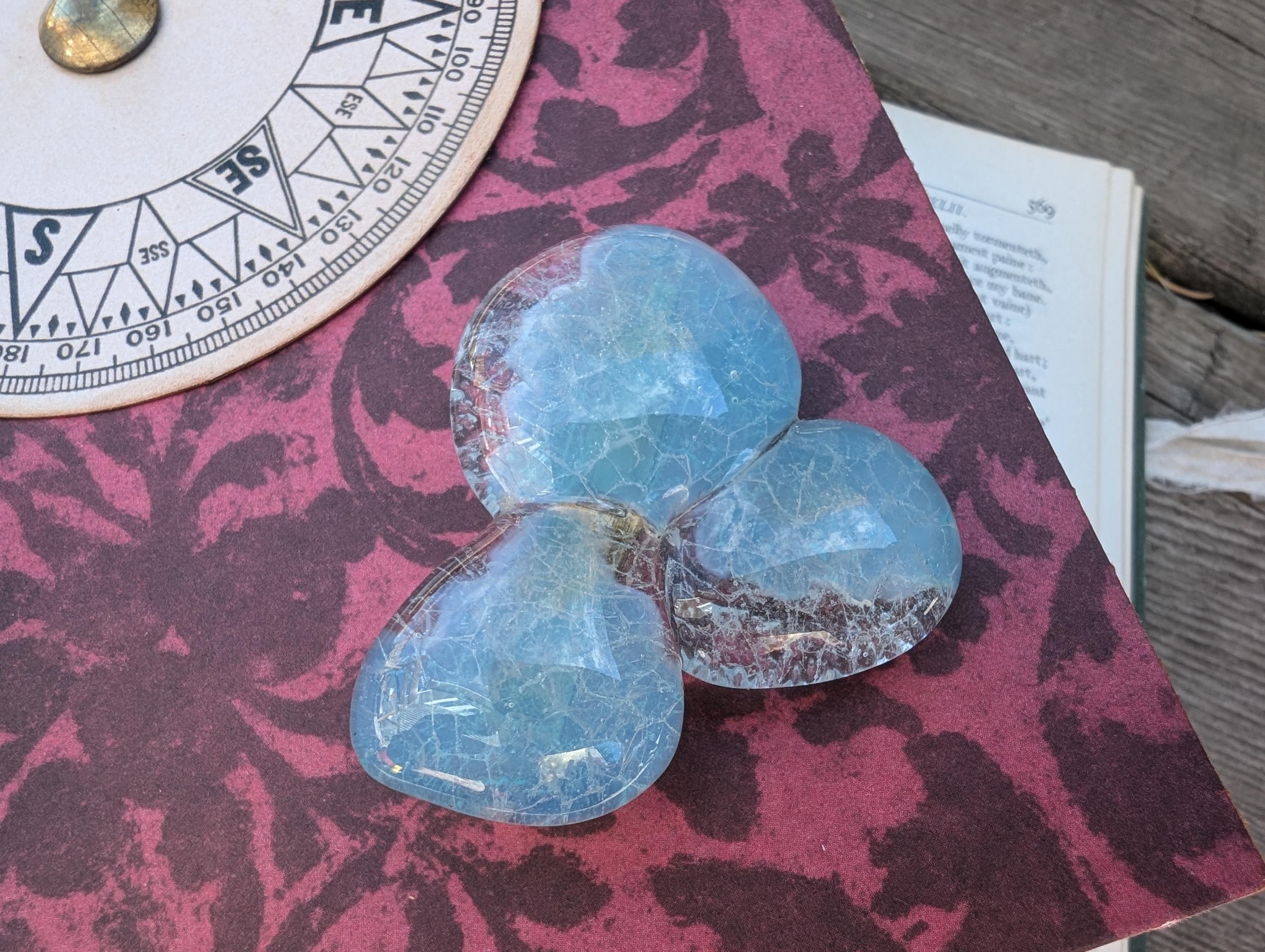 ヴィンテージの青いガラスのブローチ - Etsy 日本