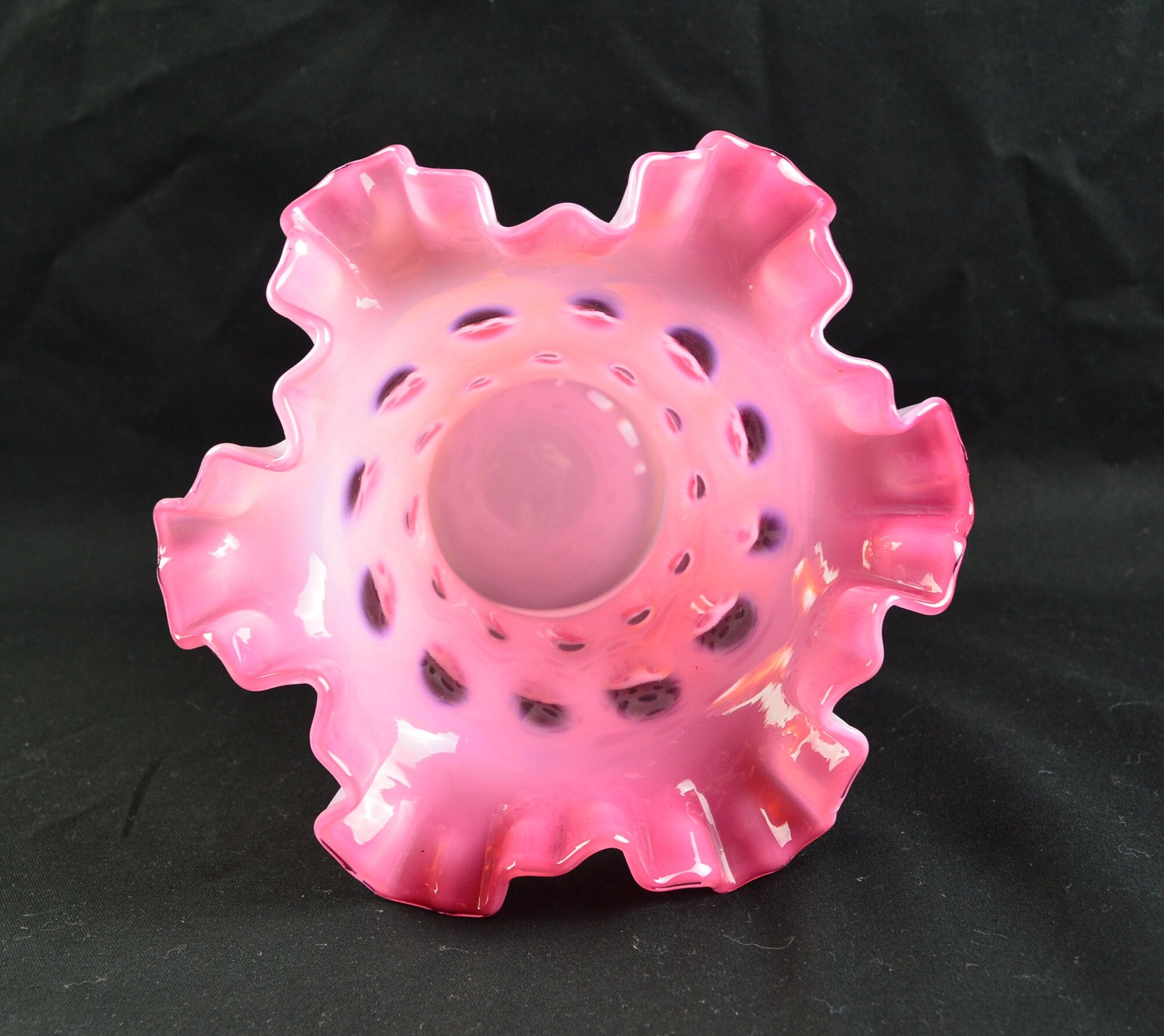 フェントン クランベリー コインドット花瓶：フリルエッジの乳白色