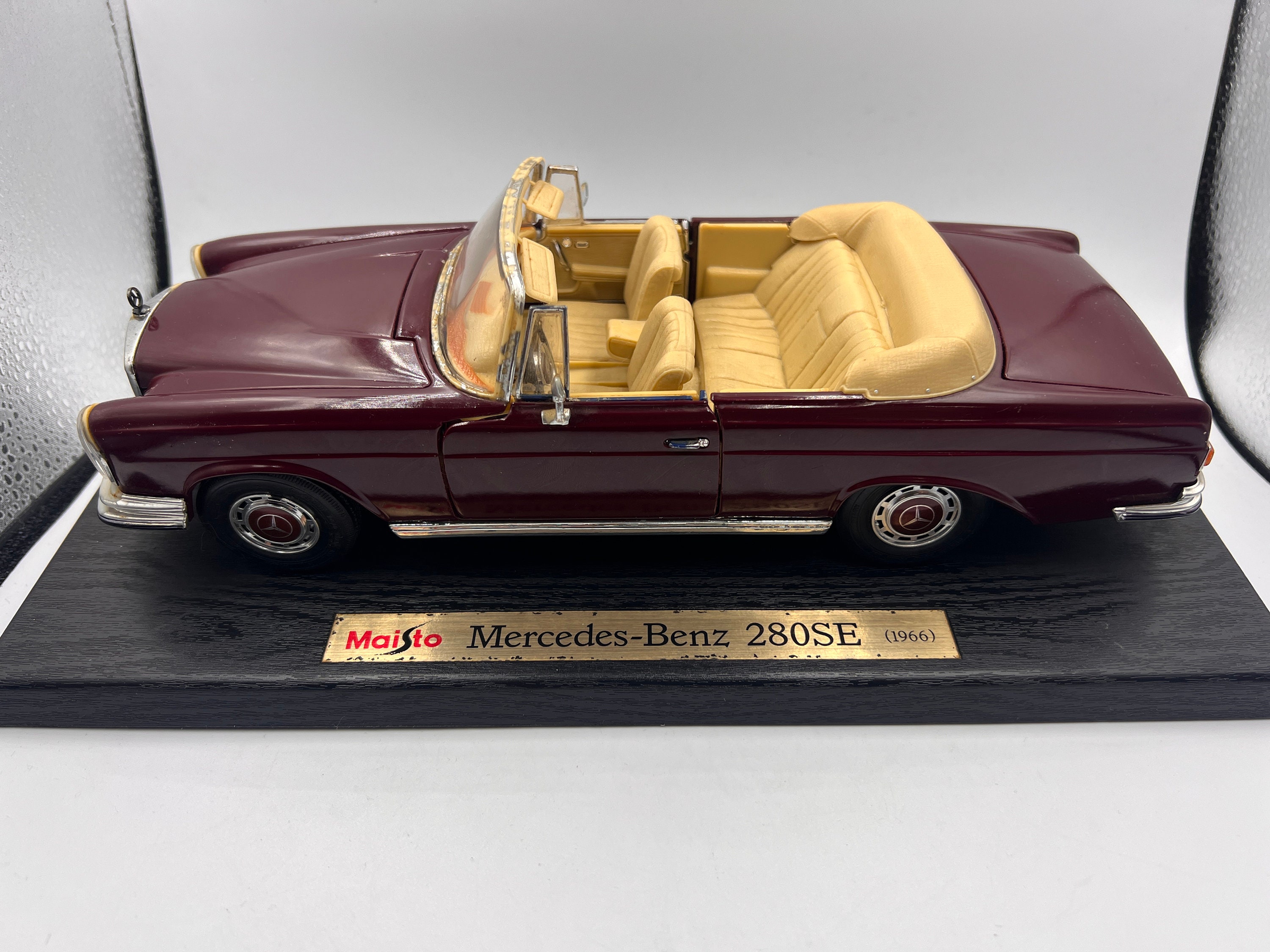 Maisto 1/18 Scale Model Car 31811 - 1966 Mercedes Benz 280SE - Red
