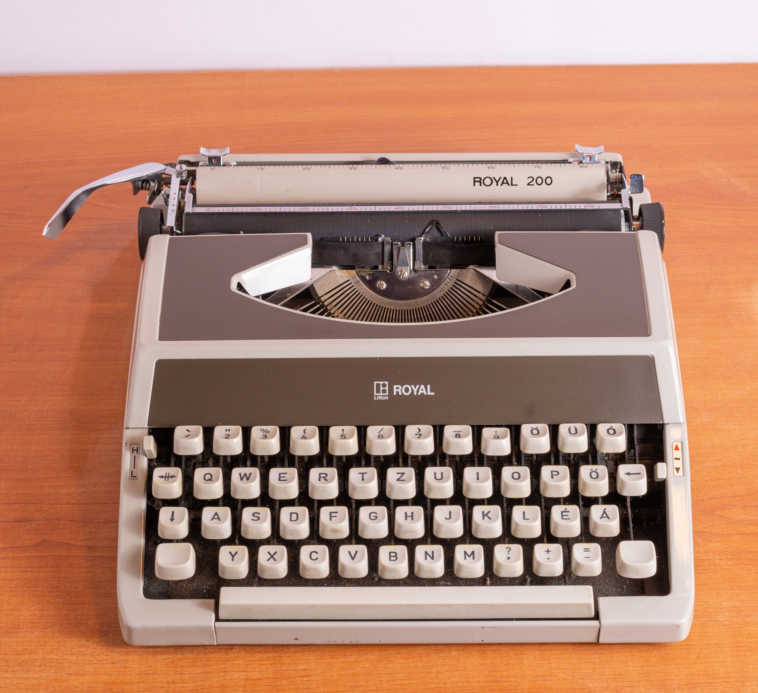 Royal 200 Litton - Portable Typewriter - Made in Japan - Tested