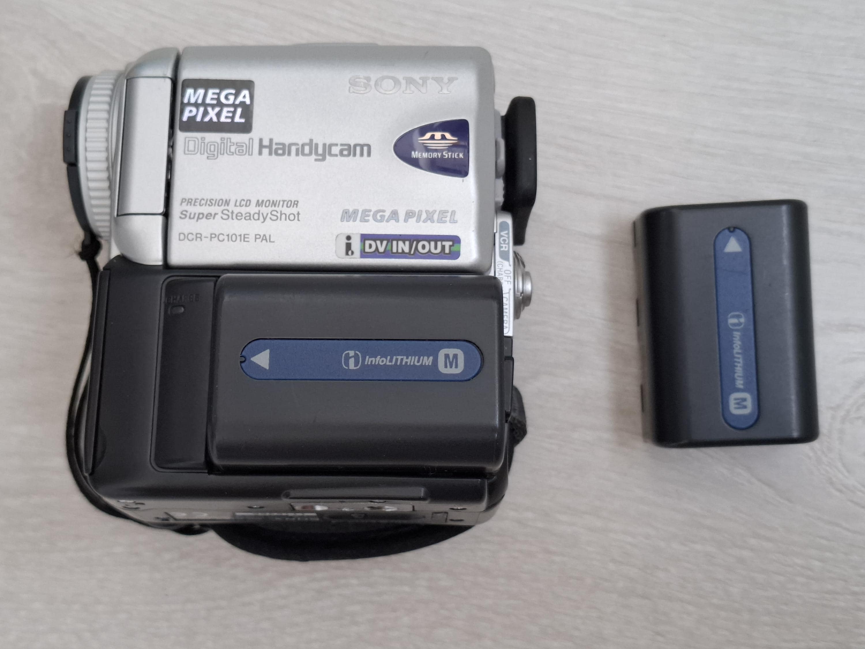 Vintage Sony DCR-PC101 Minidv Memory Stick Digital Video Camcorder