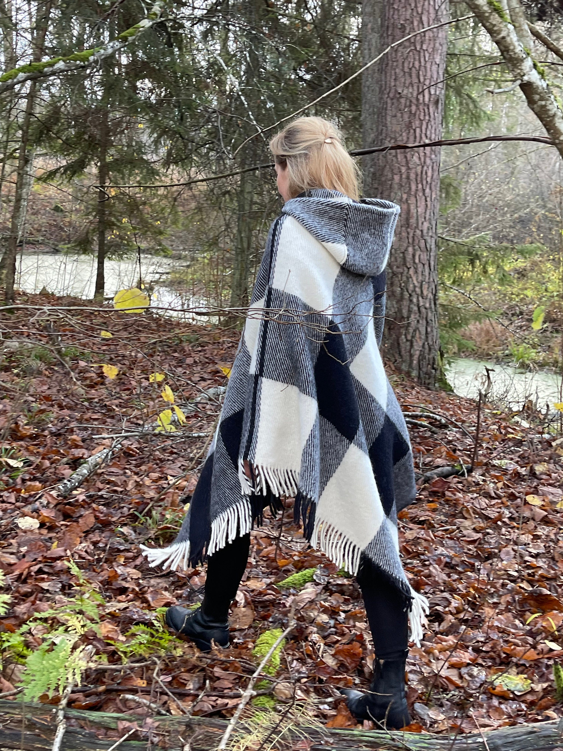 フードとフリンジ付きのレディースポンチョケープ、ブラック、チェック