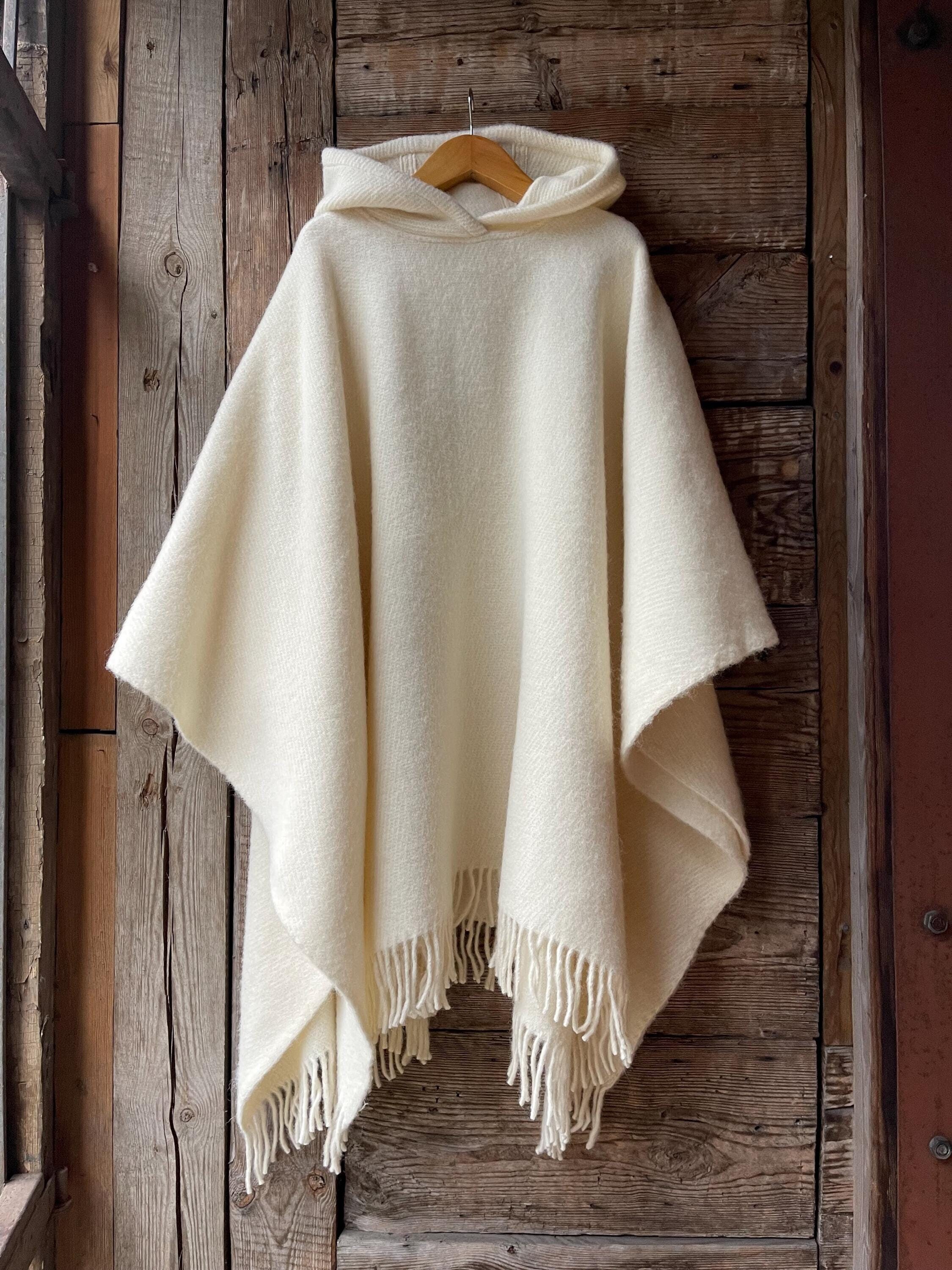 フードとフリンジ付きの白いウールポンチョ ポンチョレディース