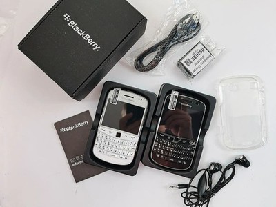 Very Good BlackBerry Bold 9900 - 8 GB - Black / White 3G (Unlocked