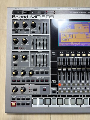 Roland MC-909 Music Sampler Sampling Groovebox Drum Machine