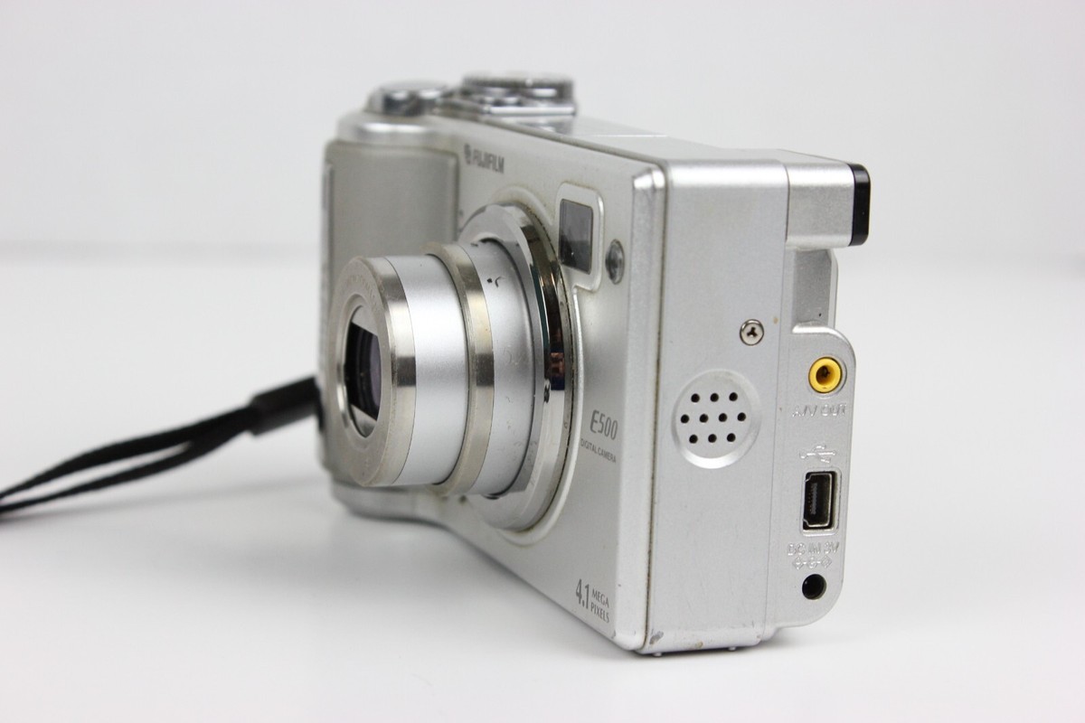 FujiFilm Finepix 4 MP Super CCD Compact Popup Flash Digital Camera