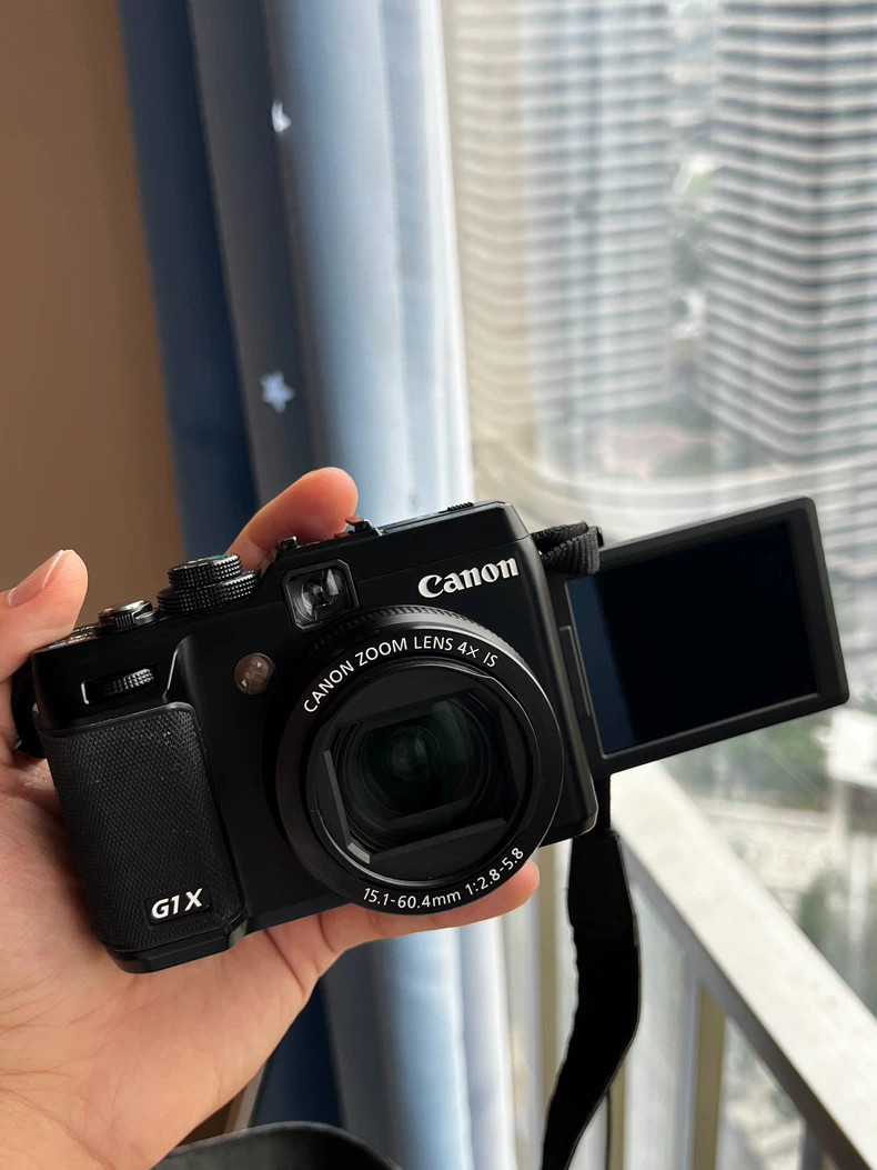 Canon PowerShot G1 X 14.3MP 4x Optical Zoom Flip Screen Compact