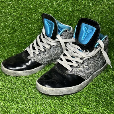 NIKE KOBE 9 NSW LIFESTYLE TXT BLACK-PURE PLATINUM SIZE 9 MEMS