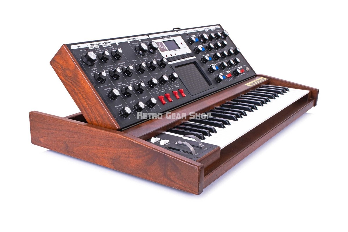 Moog Minimoog Voyager Cherry Wood Signature Edition Monophonic