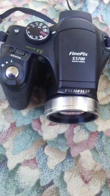 Fujifilm FinePix S5700 7.1 MP Digital Camera w/10 x Zoom With Bag