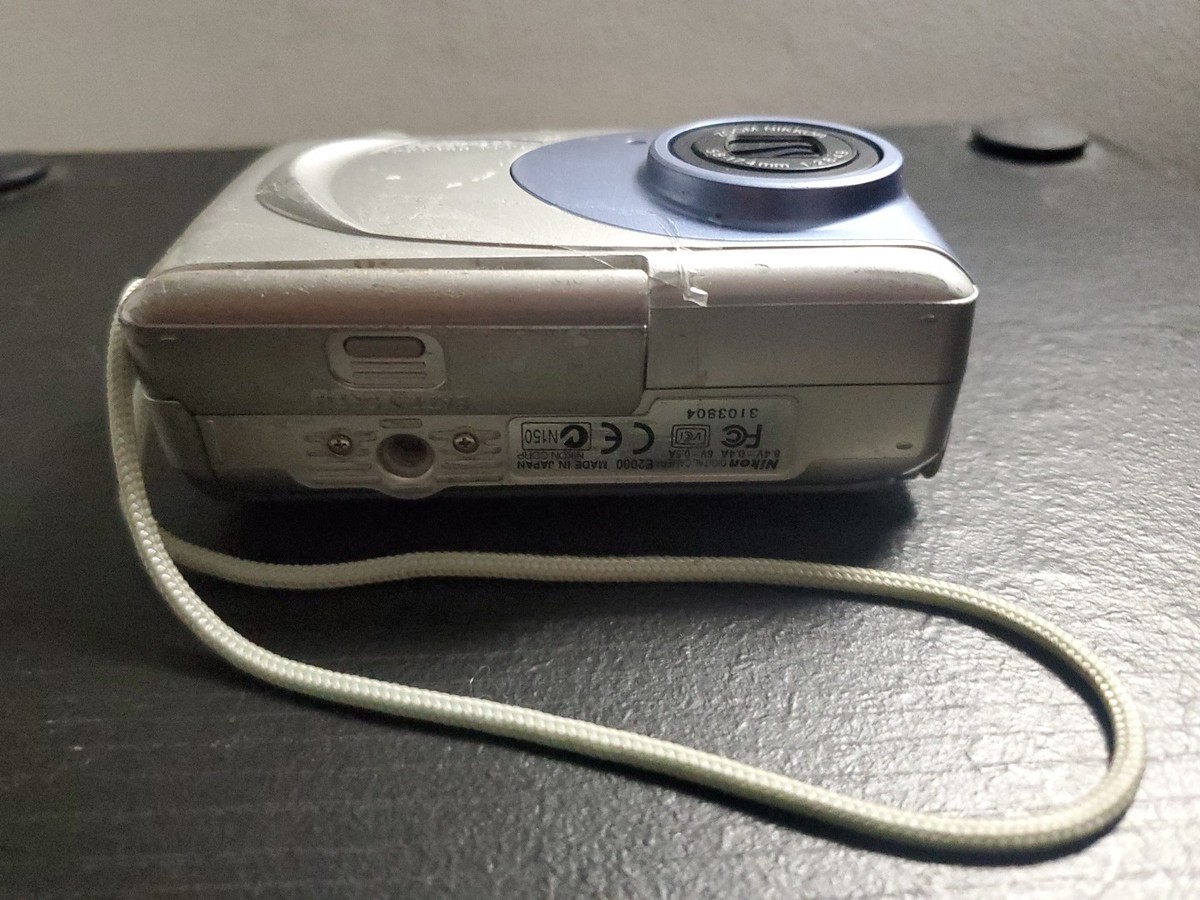 Nikon Digital Camera Coolpix 2000 2.0MP Silver Tested Retro