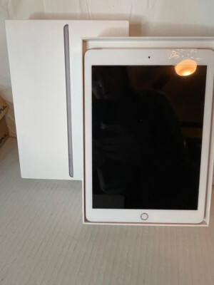 Apple iPad 8 (8th Gen) - (2020 Model) - 32GB - Wi-Fi & Cellular
