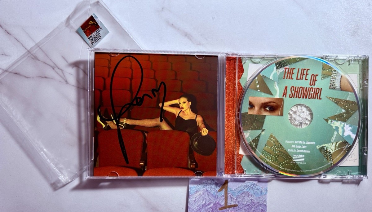 Taylor Swift 🌟 #4 🌟 The Life Of A Showgirl CD SIGNED SIGNATURE