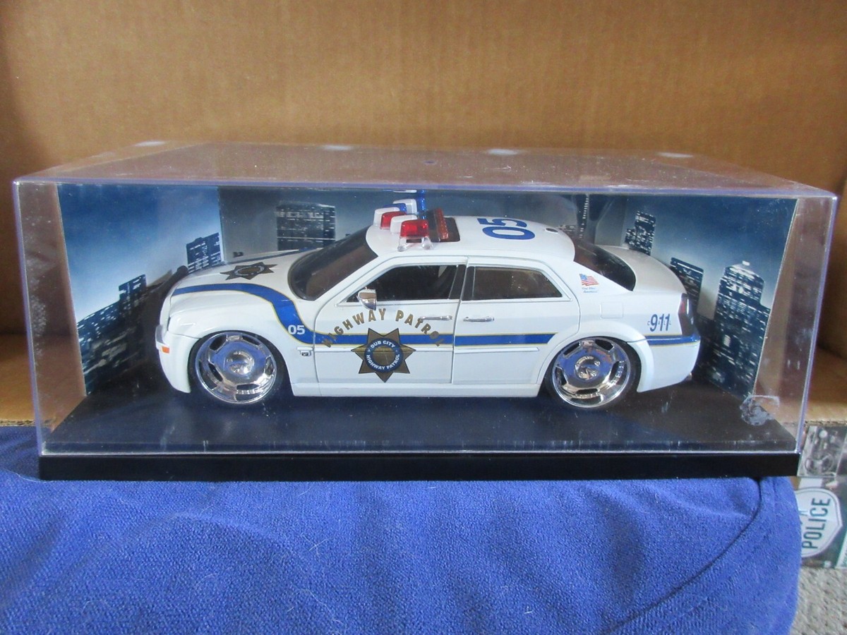 1:18 Jada Dub City California Highway Patrol 2005 Chrysler 300C