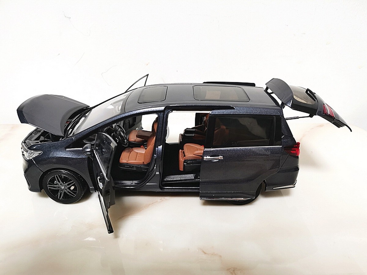 1/18 scale Honda Odyssey Sport Hybrid 2022 Grey Diecast Car Model