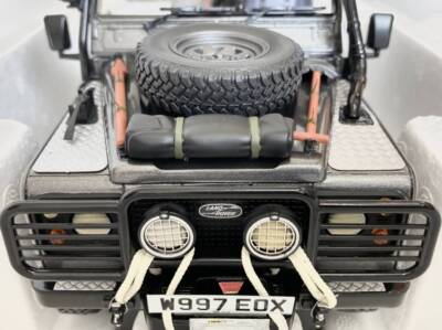KYOSHO 1/18 Land Rover Lara Croft Tomb Raider Defender Movie