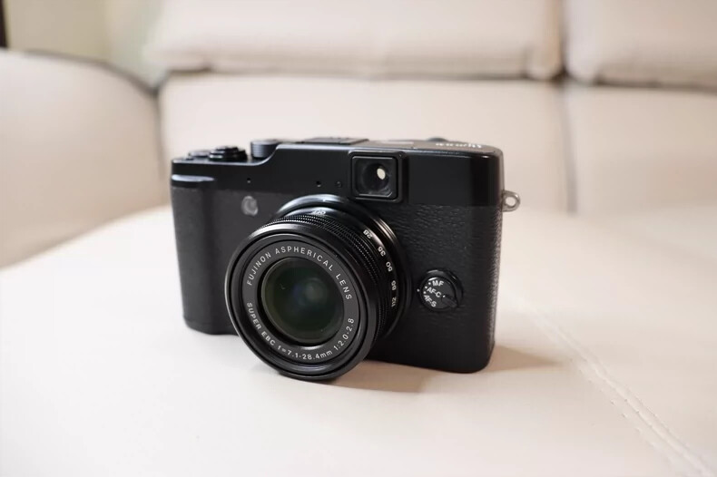 FUJIFILM X10 12MP Digital Camera with 12 Megapixel Optical Zoom