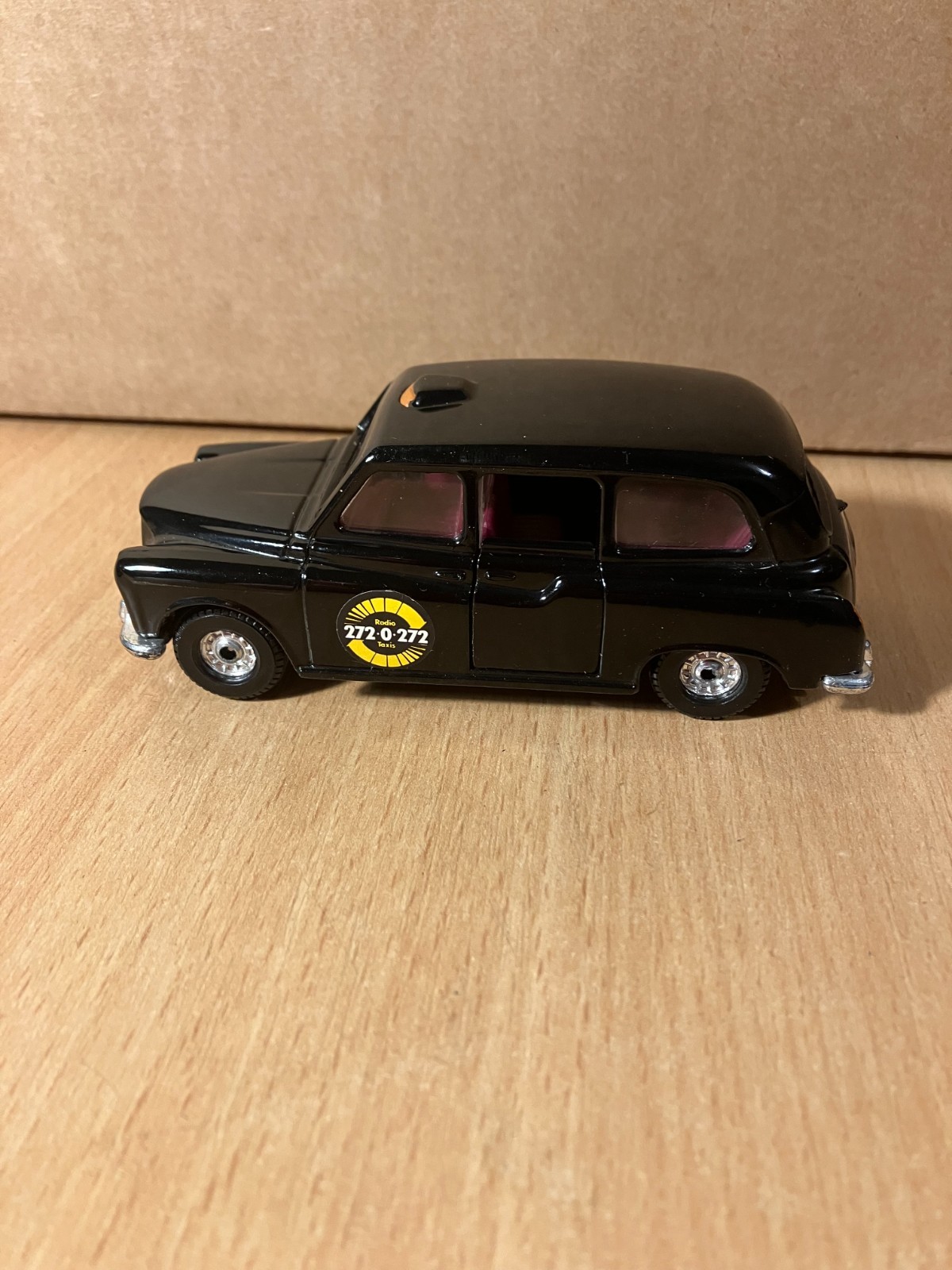 Corgi 425, London taxi - Free Price Guide & Review
