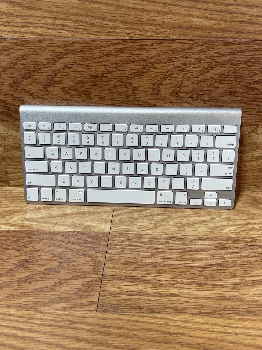 Apple Magic 1 A1314 (MC184LL/A) Silver Wireless Keyboard Size 29 x