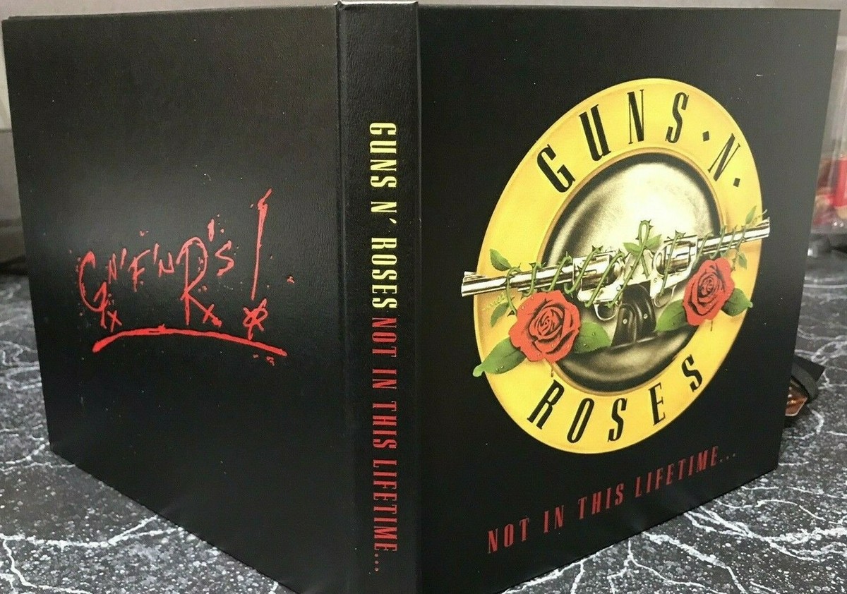 Guns n Roses 2017 Not in this Lifetime Tour VIP Book & Buttons