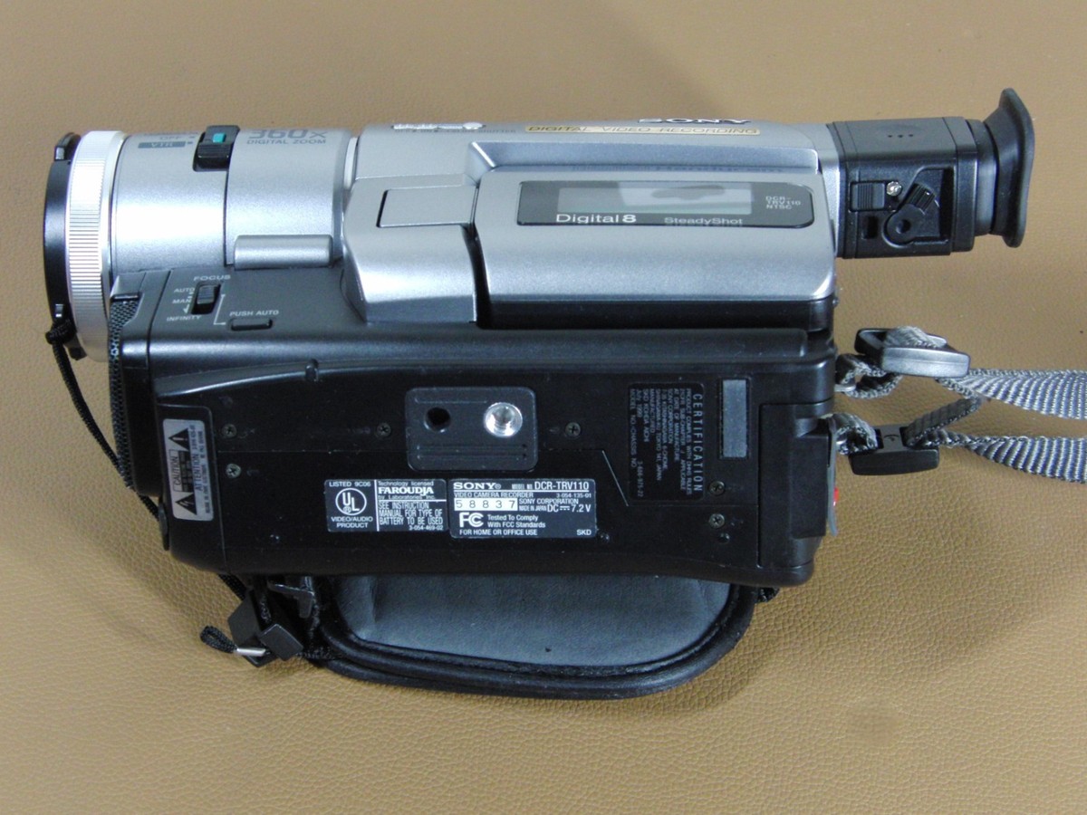 Sony HandyCam DCR-TRV110 Digital8 Video Camcorder w/ Accessories