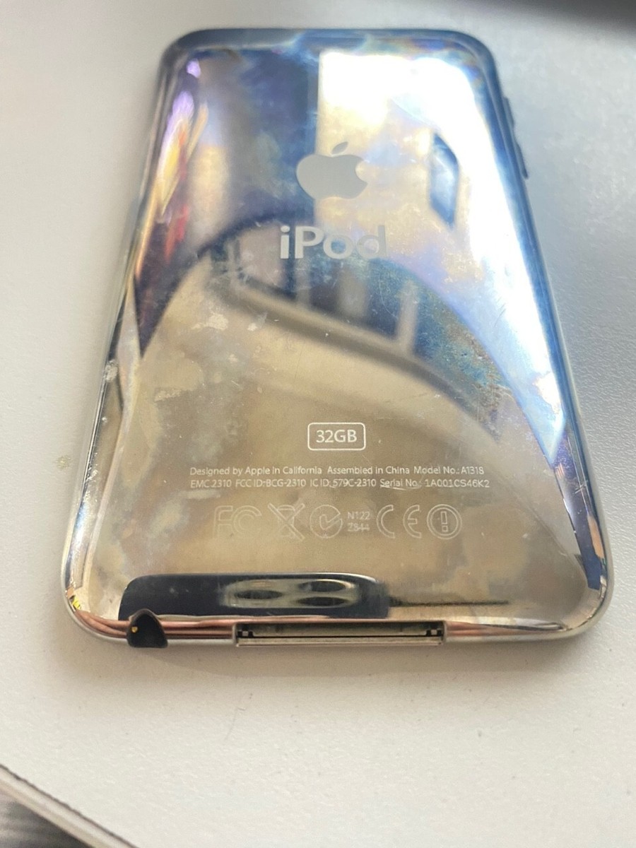 Apple iPod Touch 3rd Generation | 32GB | Silver | MC008LL | USB