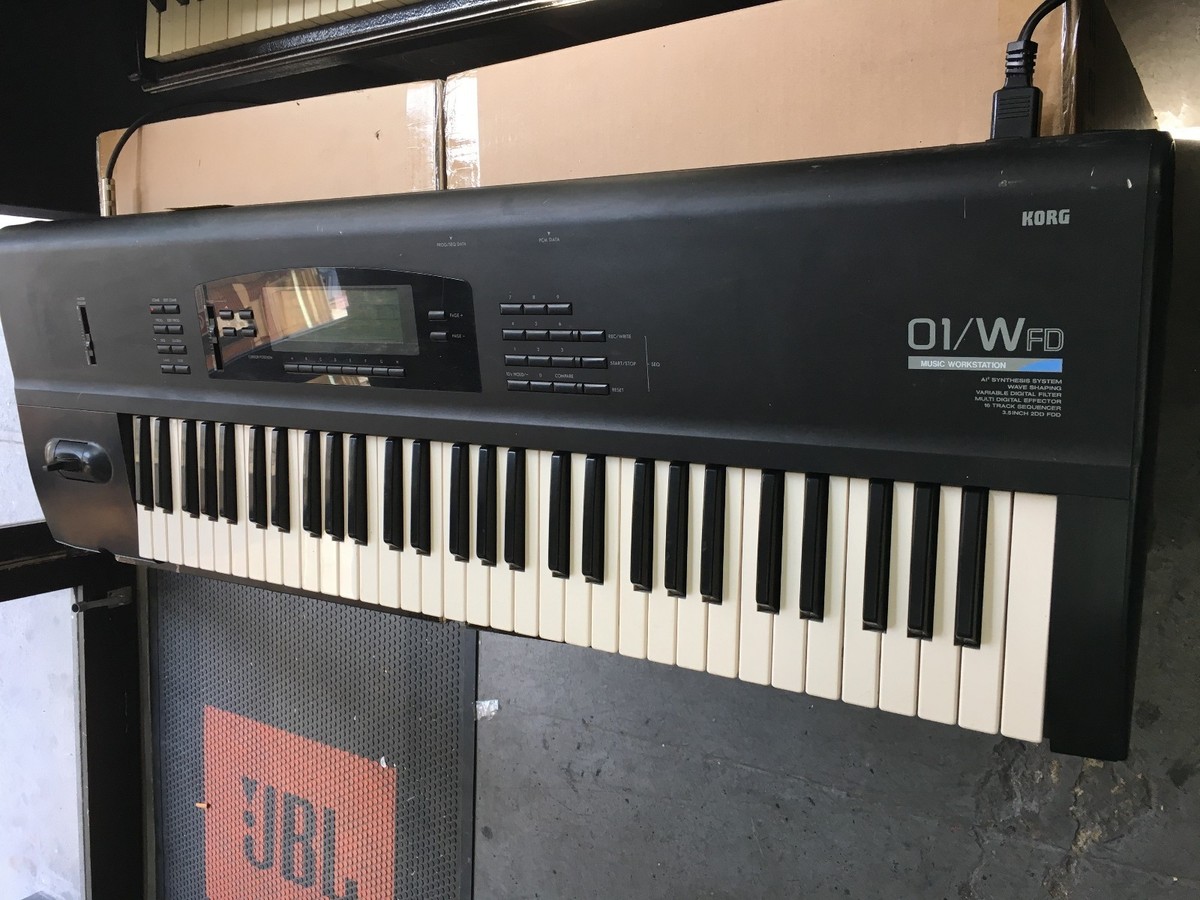 Korg 01w/fd 61 key Workstation synthesizer, vintage/o1w/v62/SMF