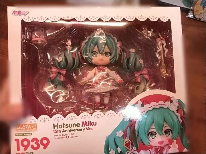 Hatsune Miku 15th Anniversary Nendoroid #1939 - Strawberry Cake