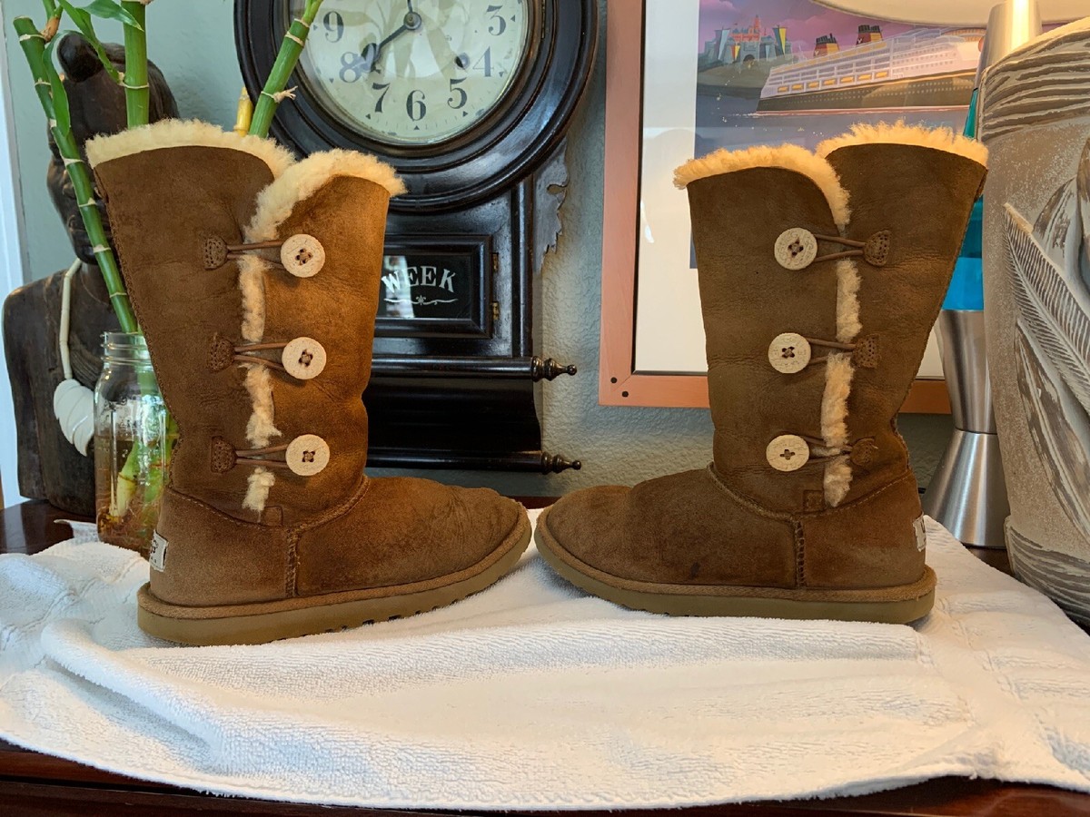 UGG AUSTRALIA 1962 BAILEY 3-Button Triplet MidCalf Boots Suede