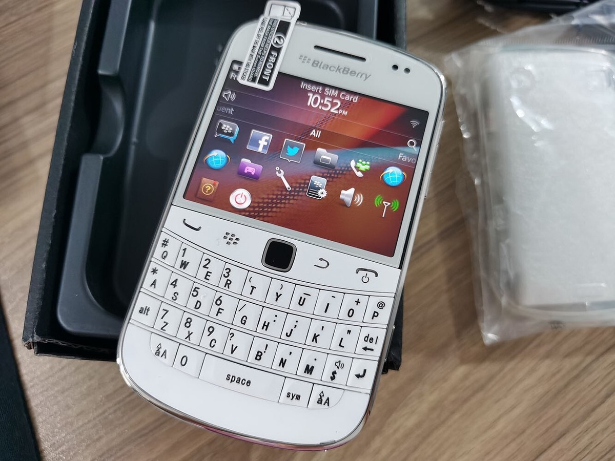 BLACKBERRY 9900 BOLD - 8 GB - Black / White 3G (Unlocked) Free