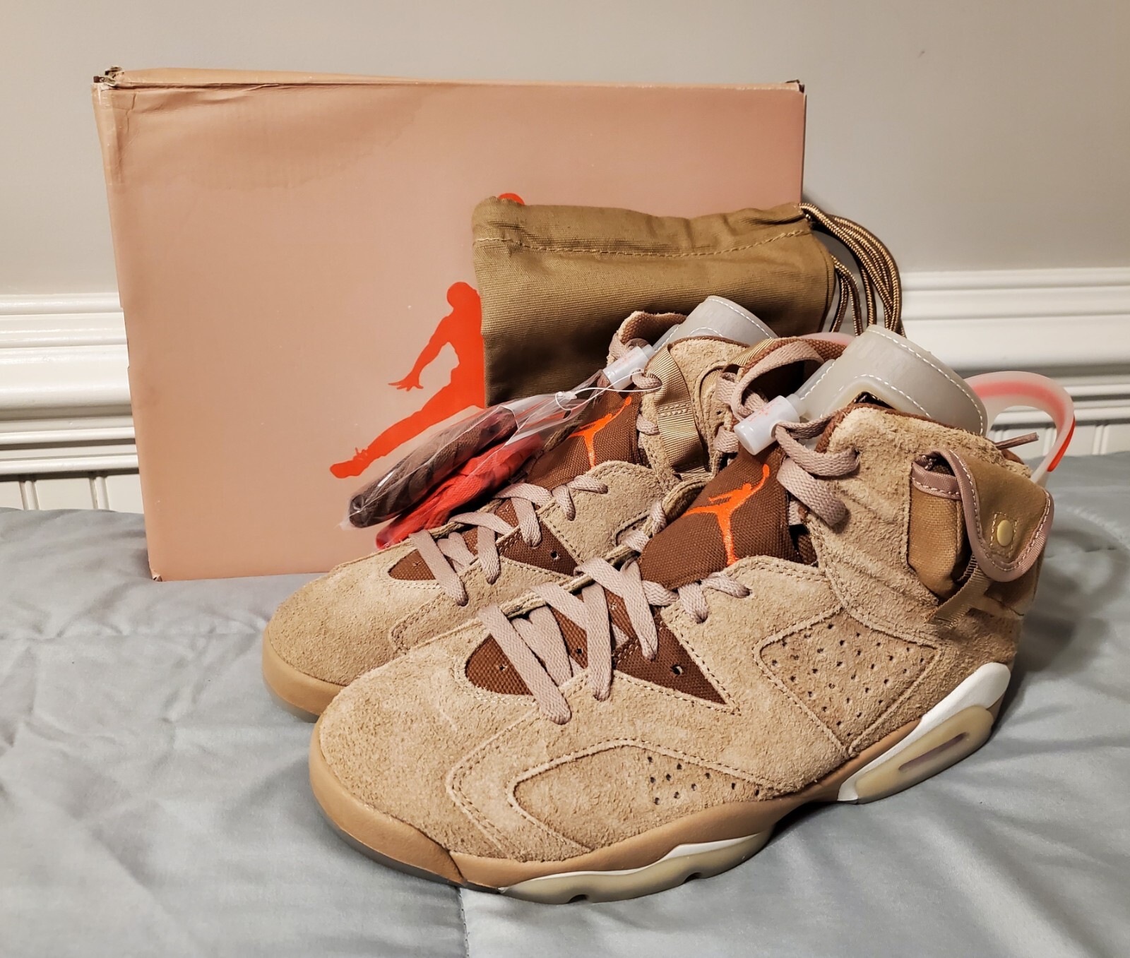 Travis Scott Jordan 6 British Khaki DH0690-200 Size US 9 *Damaged