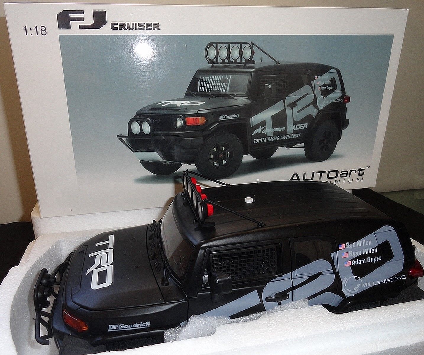 1/18 AUTOart Millennium TOYOTA TRD FJ CRUISER 2007 DieCast Car