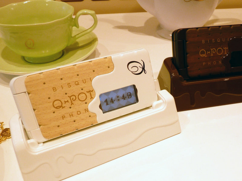チョコレート携帯が大人気の「Q-pot.」から、今度はビスケットそっくり