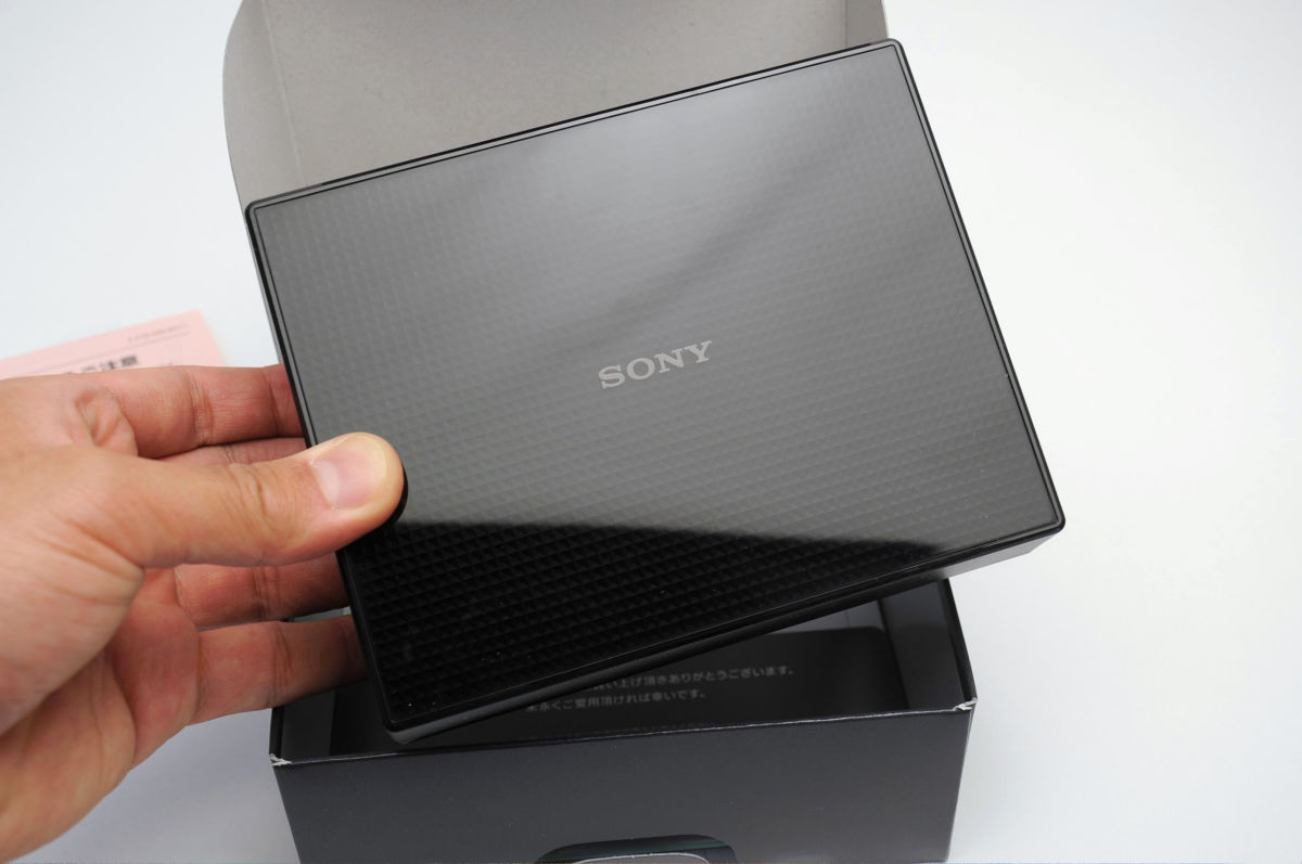 防水で秒間10連写・フルHDムービー対応、GPS・光学5倍ズーム付き