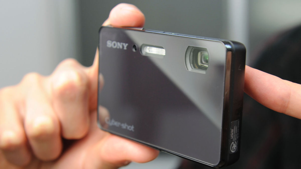 スマホ連携やGPS機能に秒間10連写もできるサイバーショット「DSC