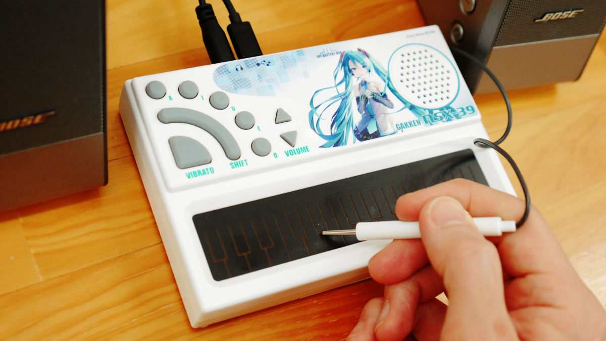 自由自在に初音ミクを歌わせるキーボード「ポケット・ミク」を使って