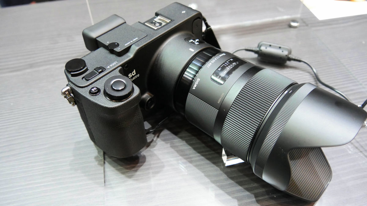 Foveon X3センサーQuattro内蔵のレンズ交換式ミラーレス一眼「SIGMA sd