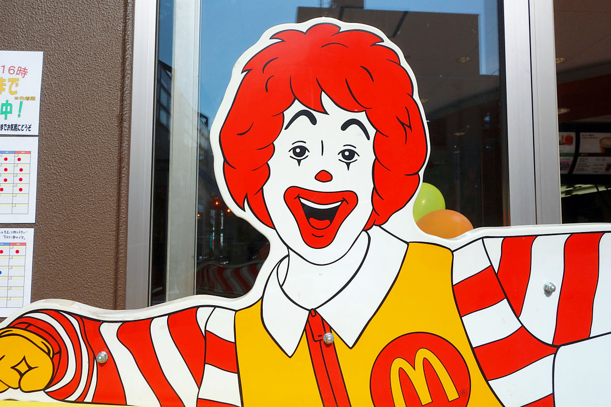 マクドナルドの店頭にいるドナルドの顔は国による違いがある - GIGAZINE