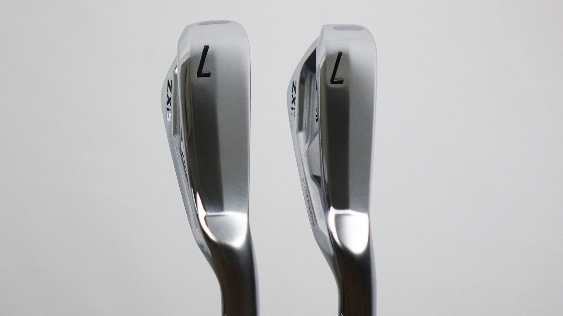 左が「ZXi5」右が「ZXi7」。比較するとソール幅はかなり狭い｜GDO