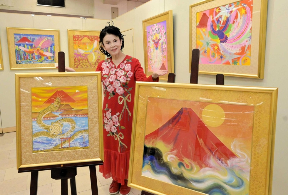 色彩豊か、赤富士モチーフの日本画50点 俳優・あいはら友子さん個展