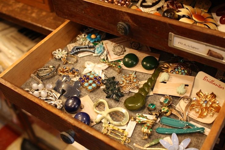 ヴィンテージブローチと雑貨に出会う全国蚤の市巡り – ブローチに恋して